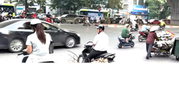 Hố sụt giữa đường, bao giờ được khắc phục?