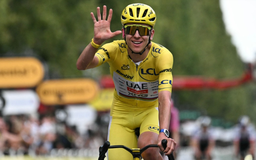 Tadej Pogacar cân bằng kỷ lục 5 lần vô địch Tour De France