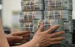 Người dân gửi tiền vào ngân hàng cao kỷ lục