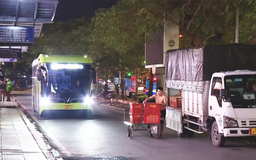 Phường Ba Đình lập lại trật tự ATGT trước cổng chợ Long Biên