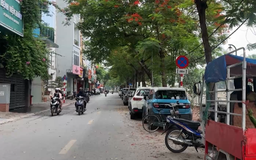 Đỗ xe ngay dưới chân biển cấm trên phố Nguyễn Khang