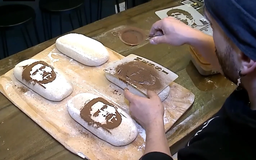 Argentina: Bánh mì in chân dung Messi và Maradona gây sốt