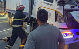 Cảnh sát giải cứu lái xe mắc kẹt sau tai nạn giao thông