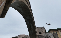 Cuộc thi nhảy cầu truyền thống của Bosnia và Herzegovina