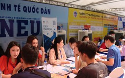 Hàng nghìn thí sinh được tư vấn lựa chọn nguyện vọng tuyển sinh