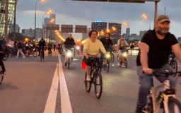 Sôi động lễ hội xe đạp đêm tại Moscow, Nga