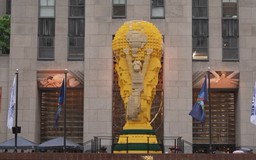 Độc đáo mô hình cúp World Cup LEGO khổng lồ tại New York