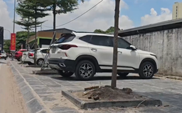 Vỉa hè mới được chỉnh trang, cải tạo lại bị chiếm dụng