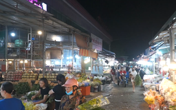Chợ hoa Quảng An rực rỡ sắc màu dưới ánh đèn đêm