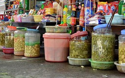 Dưa cà muối bình nhựa: Tiện một lúc, nguy hại lâu dài | Sống an toàn | 09/08/2026