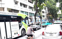 Lộn xộn dừng đỗ xe trước cổng Bệnh Viện Mắt Trung ương