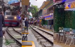 Xác minh vụ du khách bị tàu hỏa hất văng điện thoại