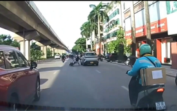 Xác minh clip ô tô và xe máy 'đánh võng' trên đường