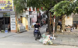 Chưa đến giờ thu gom, rác đã tràn lan trên phố