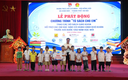 Tặng sách giáo khoa cho học sinh khó khăn tại xã Hoài Đức