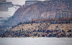 Maroc ngăn chặn hàng trăm người di cư tới Ceuta