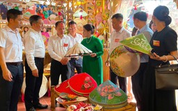 Chuyện người nghệ nhân nâng tầm nón lá làng Chuông