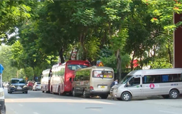 Ô tô “bủa vây” trường học ở phường Từ Liêm