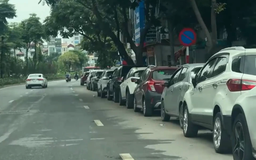 Ngang nhiên dừng đỗ xe ô tô trái phép trên phố Yên Lãng