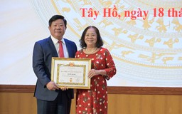 Trao huy hiệu 35 năm tuổi Đảng đợt 2/9