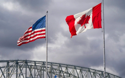 Mỹ hoãn áp thuế 50% với Canada