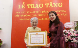 Phường Cầu Giấy trao Huy hiệu 80 năm tuổi Đảng