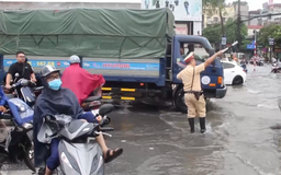 Hà Nội phân luồng giao thông khi mưa lớn gây ngập