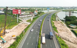 CSGT hướng dẫn tài xế làn vượt xe trên cao tốc