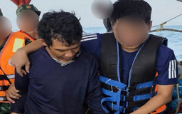 Bắt giữ đối tượng truy nã đỏ Interpol lẩn trốn trên tàu cá