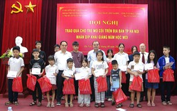 Hà Nội trao 100 suất quà cho học sinh mồ côi