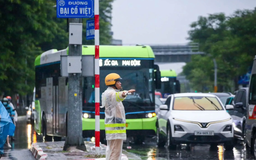 CSGT Hà Nội điều tiết giao thông trong mưa bão