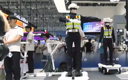 Trung Quốc phát triển robot hỗ trợ cảnh sát giao thông