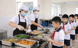 Minh bạch từ bếp ăn đến khay cơm