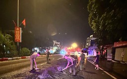 Công an dầm mưa dọn bùn đất trong đêm