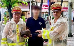 Hành động đẹp của CSGT giữa trời mưa lớn