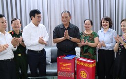 Phường Yên Sở tặng quà người có công dịp Quốc khánh 2/9