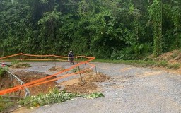Mưa lũ gây sạt lở nghiêm trọng nhiều tuyến đường