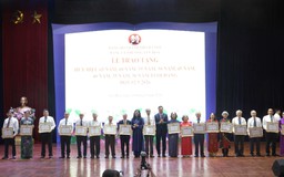 Giám đốc CATP trao tặng Huy hiệu Đảng tại phường Yên Hòa