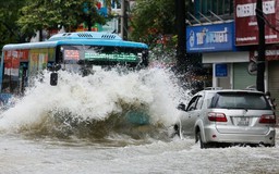 Hà Nội phân luồng giao thông tại nhiều điểm ngoại thành ngập do bão số 4
