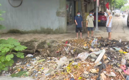 Kênh Đan Hoài ngập rác, người dân lo sợ ô nhiễm bủa vây