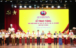 Nhiều địa phương của Hà Nội trao tặng Huy hiệu Đảng cho các đồng chí lão thành cách mạng