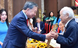 Tổng Bí thư, Chủ tịch nước trao Huy hiệu Đảng tặng đảng viên lão thành Thủ đô