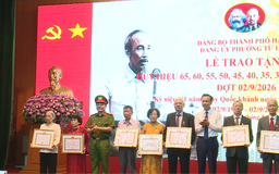 Phường Từ Liêm trao Huy hiệu Đảng tặng Đảng viên lão thành
