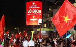 Cổ động viên Hà Nội ăn mừng chức vô địch của ĐT Việt Nam
