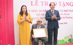 Trao huy hiệu 80 năm cho Đảng viên lão thành