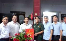 Tặng quà cán bộ, chiến sĩ bị địch bắt tù đày nhân dịp Quốc khánh