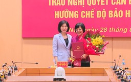 Thường trực HĐND thành phố trao quyết định cán bộ nghỉ hưu