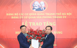 Bí thư Thành ủy trao Huy hiệu Đảng đợt 2/9