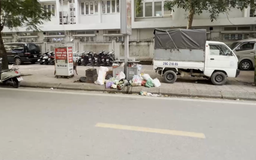 Rác sinh hoạt tràn quanh thùng rác công cộng