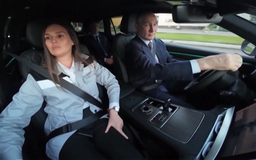 Tổng thống Putin lái thử mẫu SUV mới mang thương hiệu Nga